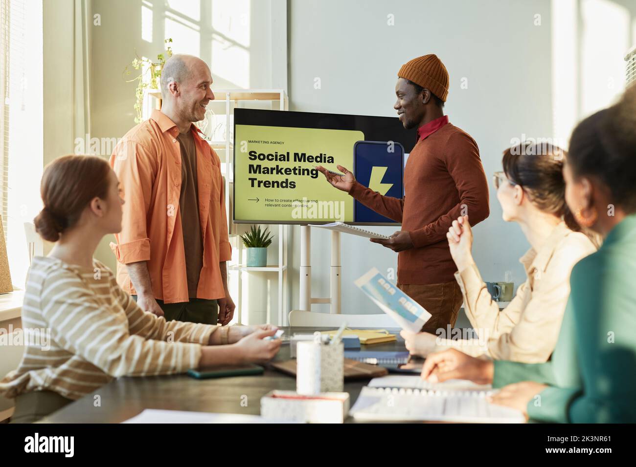 Porträt eines kreativen Teamtreffens im Büro mit Fokus auf einem schwarzen Mann, der eine Marketingpräsentation gibt Stockfoto