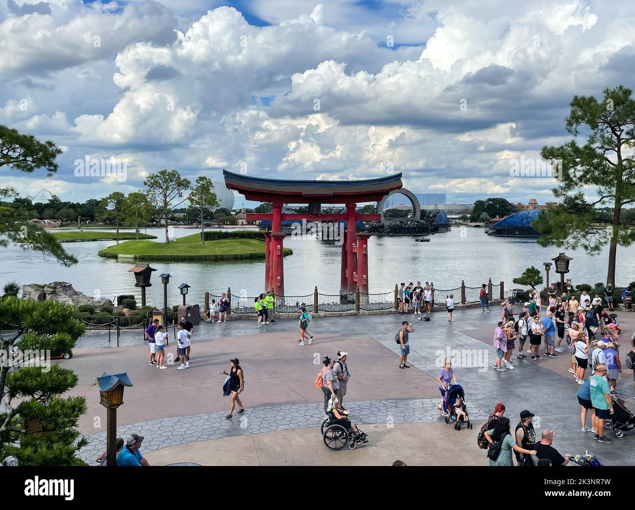 Bay Lake, FL USA - 15. September 2022: Blick auf die Touristen, die den Japan Pavilion im Epcot-Themenpark hinunterlaufen Stockfoto