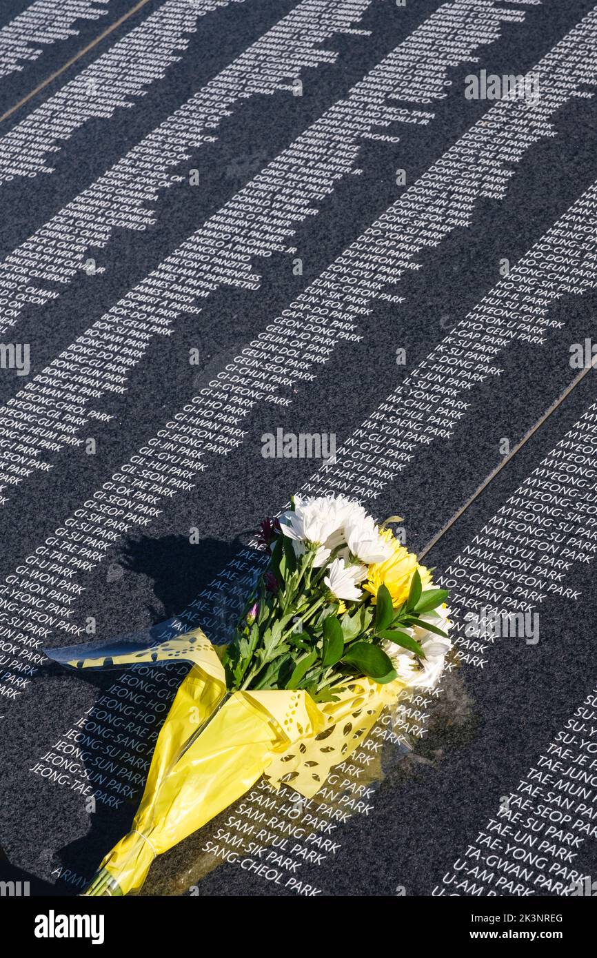 Gedenkstätte für koreanische Kriegsveteranen, Bouquet, hinterlassen von der koreanischen Familie mit Namen des koreanischen Militärs, der im Krieg starb. Washington, DC, USA. Stockfoto