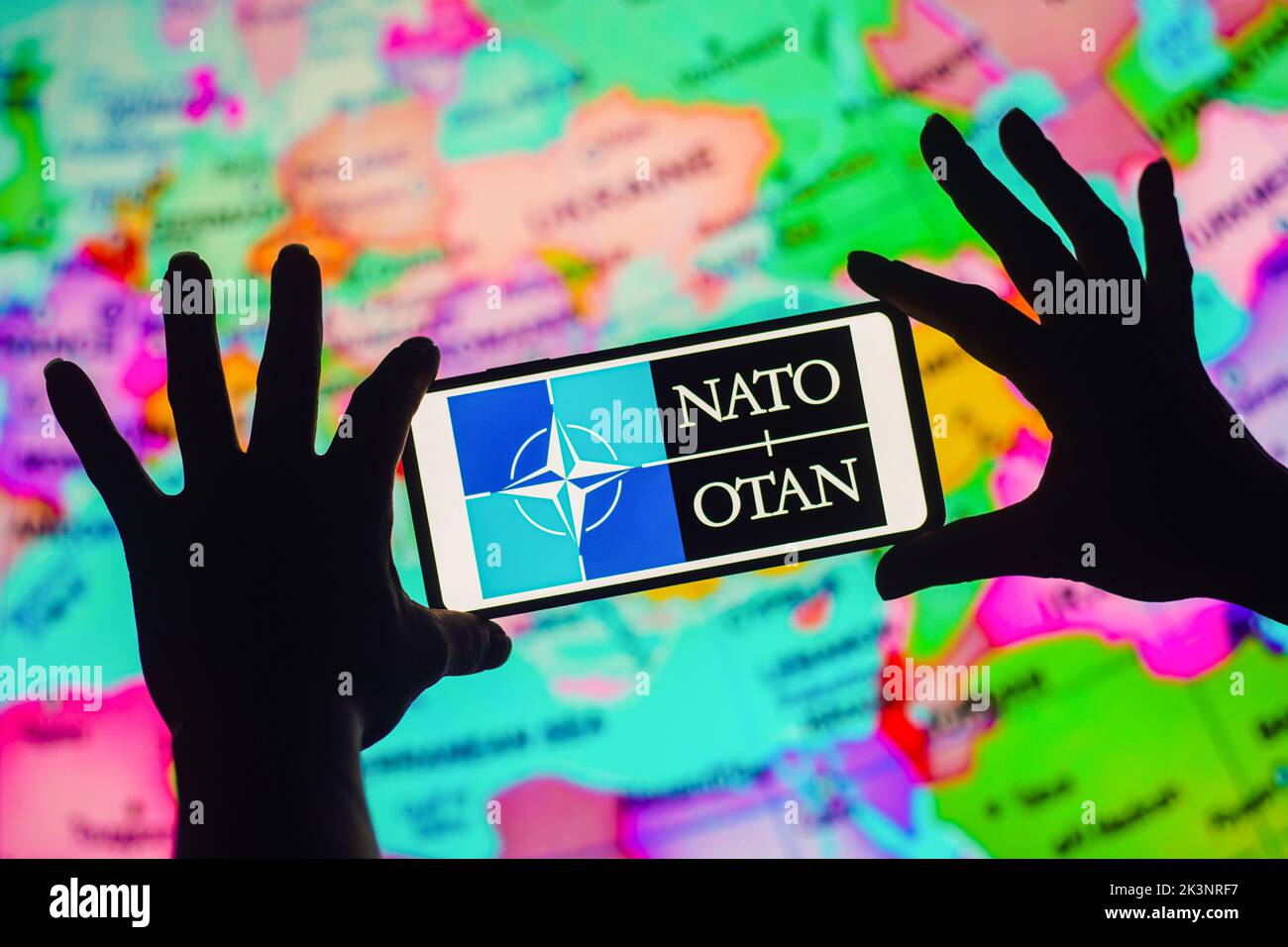 Brasilien. 27. September 2022. In dieser Fotobilder wird das Logo der Organisation des Nordatlantikvertrags (NATO) auf einem Smartphone angezeigt. Kredit: SOPA Images Limited/Alamy Live Nachrichten Stockfoto