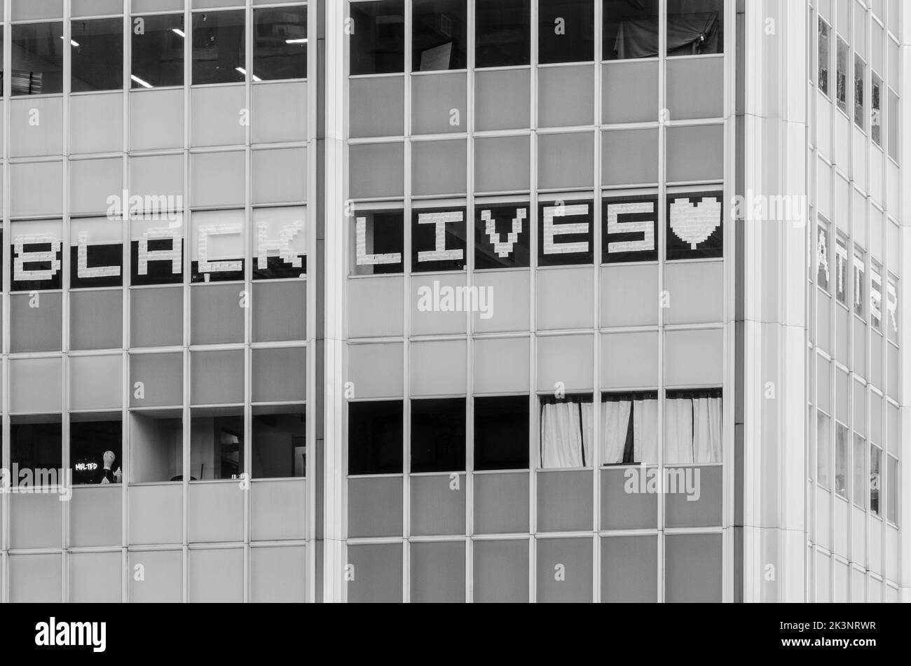 Die Schrift „Black Lives Matter“ in einem Bürogebäude in Dallas, Texas Stockfoto