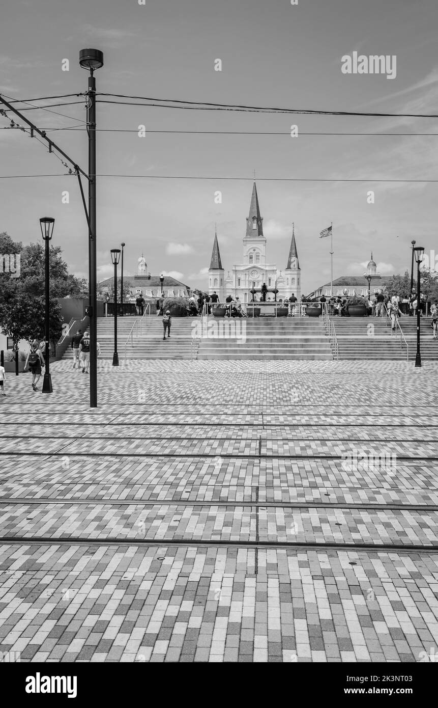 St Louis Cathedral vor einem Bahnübergang in New Orleans, Louisiana, USA Stockfoto