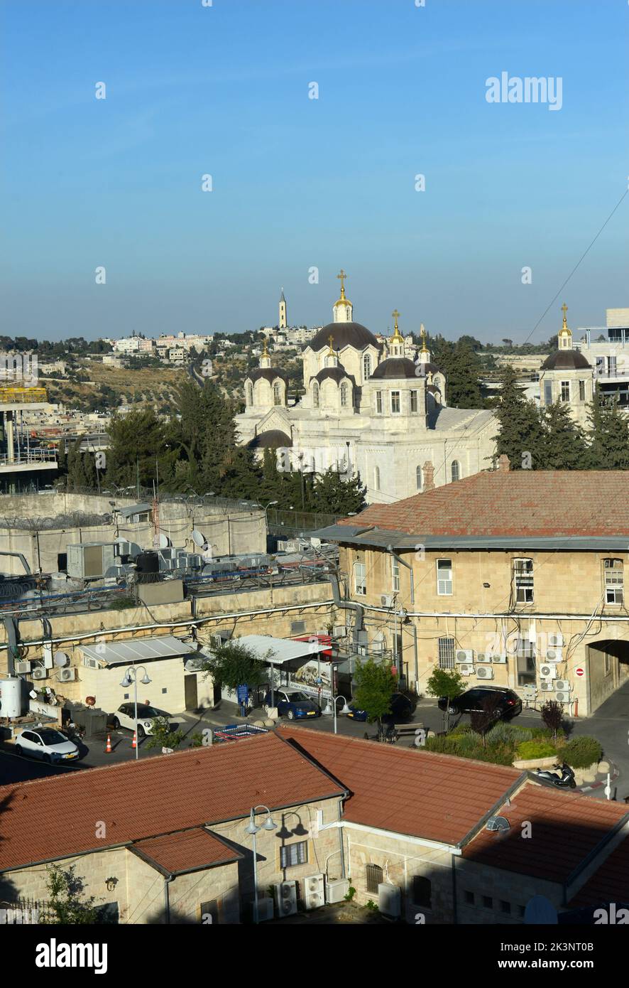 Blick auf die russisch-orthodoxe Kathedrale der Heiligen dreifaltigkeit im russischen Gelände in Westjerusalem und die Himmelfahrtskirche auf dem Ölberg Stockfoto