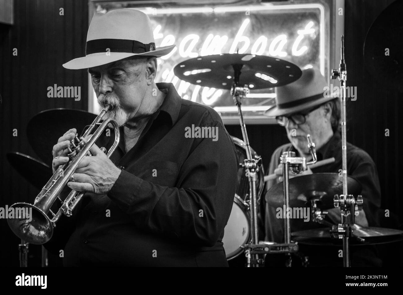 Live Jazz Band spielt im Cafe Beignet in New Orleans, Louisiana, USA Stockfoto