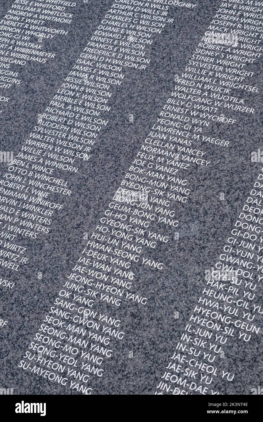 Koreanisches Kriegsdenkmal, Wall of Remembrance mit Namen der Toten der amerikanischen und koreanischen Augmentationskräfte, Washington, DC, USA. Stockfoto