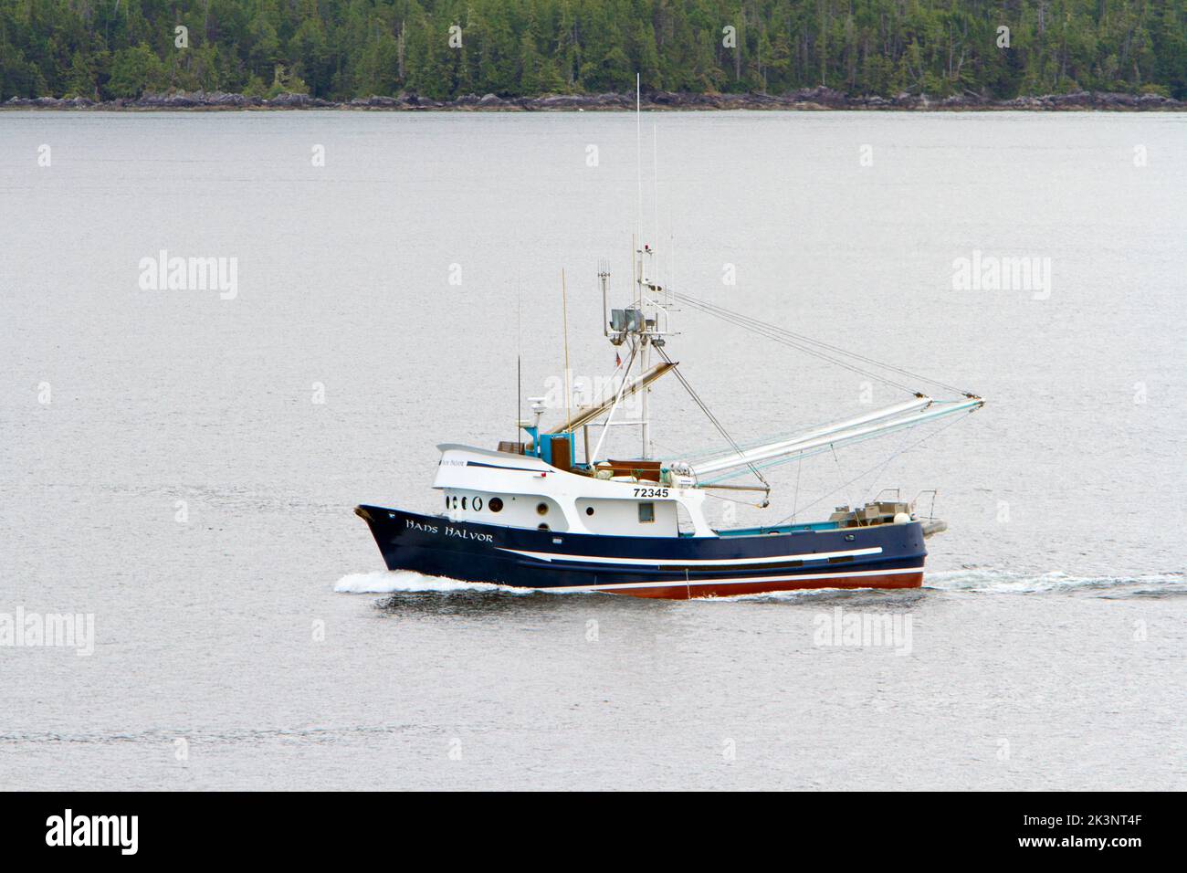 Ein kommerzielles Fischerboot aus Stahl, das entlang der Inside Passage, British Columbia, Kanada, fährt Stockfoto