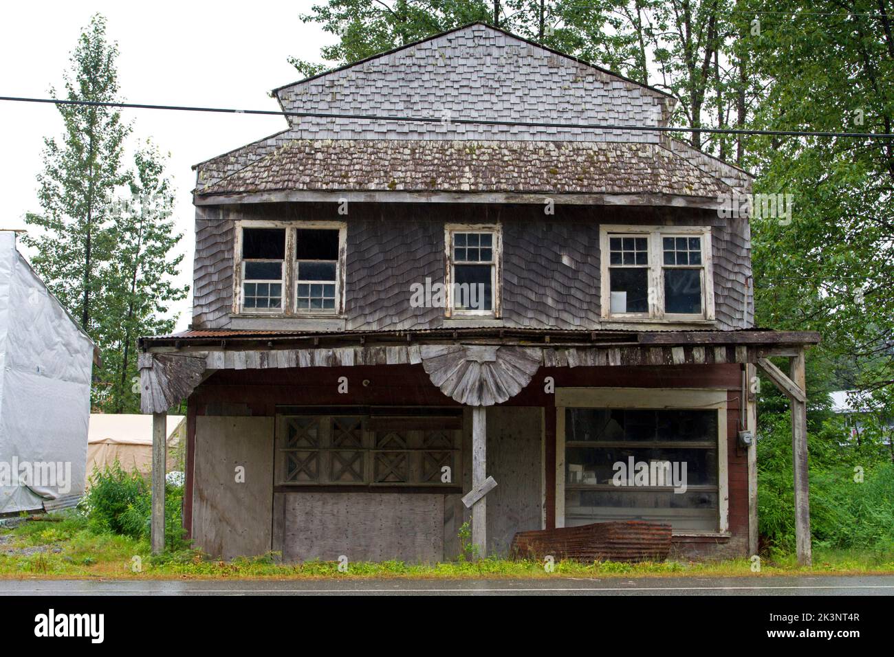 Ein altes Laden- oder Ladengebäude, das jetzt verkommen aussieht, in Hyder, Alaska, USA Stockfoto