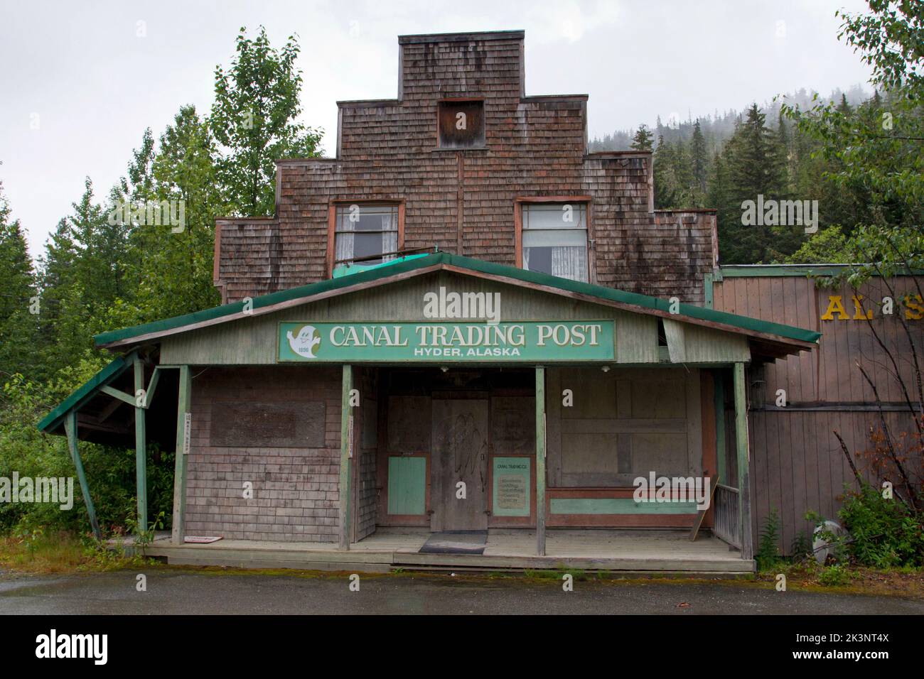 Das alte Gebäude der Canal Trading Post, das jetzt verkommen aussieht, in Hyder, Alaska, USA Stockfoto
