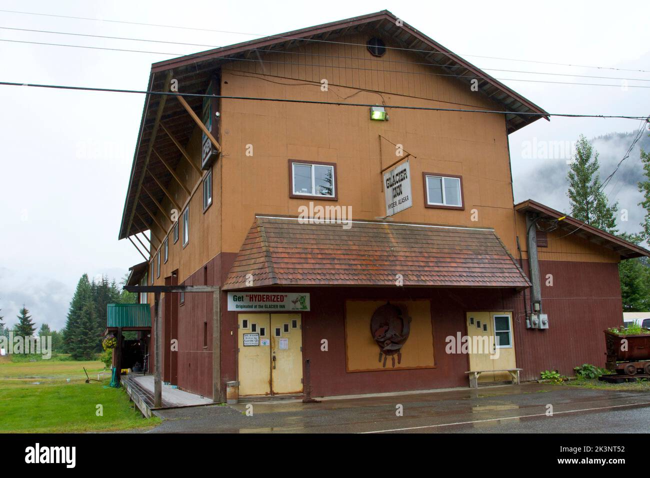 Das Glacier Inn in Hyder, Alaska, USA, ist eine berühmte Bar, in der Besucher, wie auf der Außenseite des Gebäudes angekündigt, hyderisiert werden können. Stockfoto