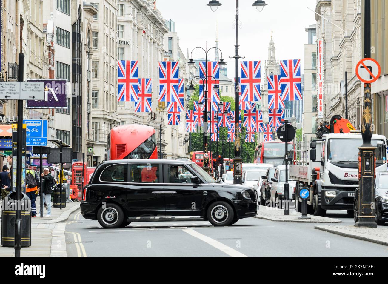 Der Strand in London war in Unionsflaggen für die Feierlichkeiten zum Platin-Jubiläum Ihrer Majestät der Königin geschmückt Stockfoto