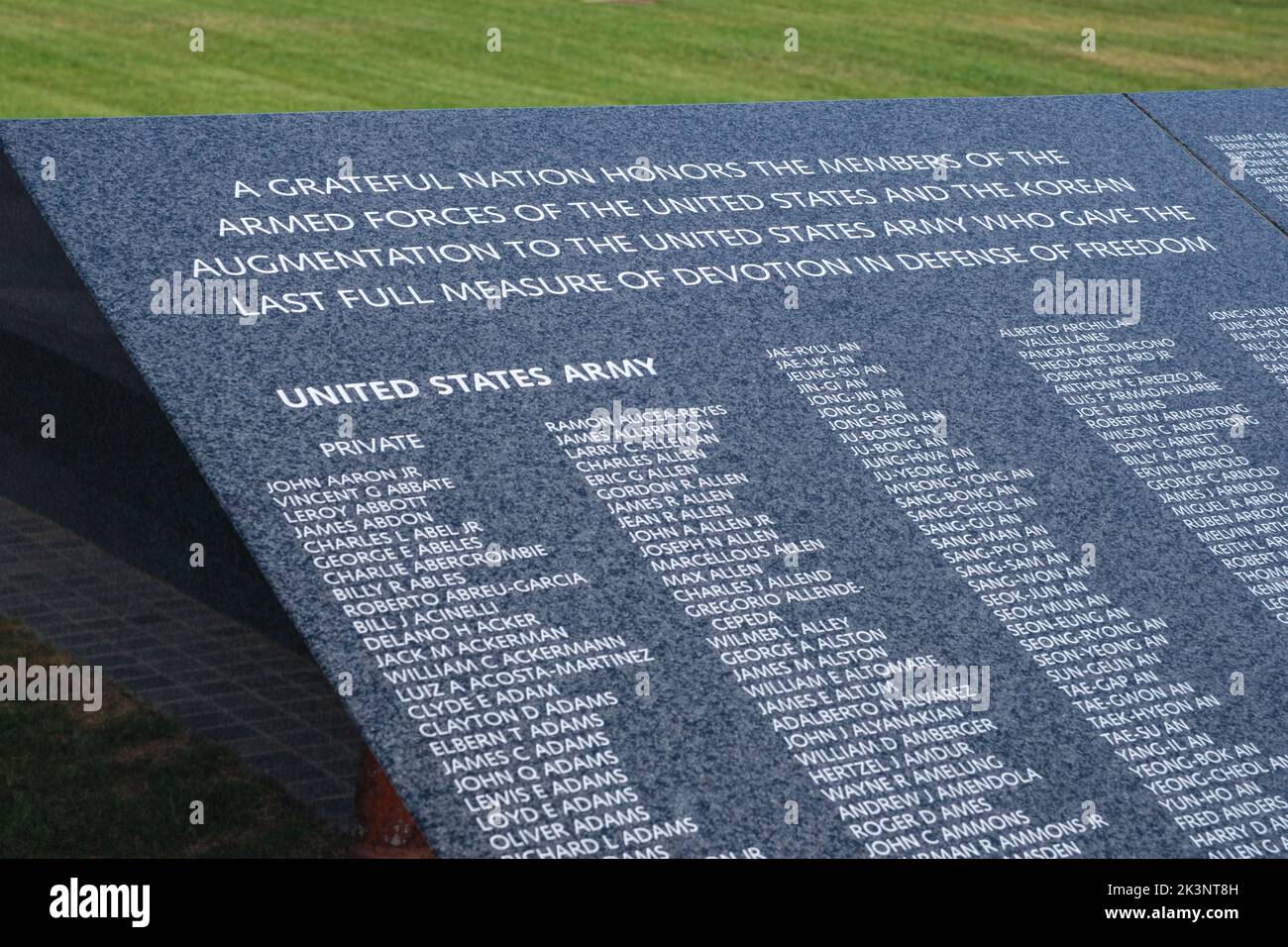 Koreanisches Kriegsdenkmal, Wall of Remembrance mit Namen der Toten der amerikanischen und koreanischen Augmentationskräfte, Washington, DC, USA. Stockfoto