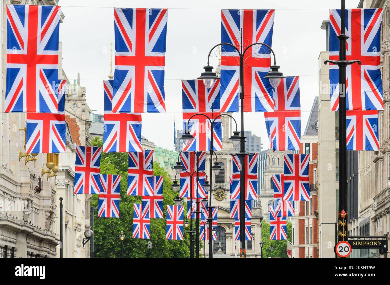 Der Strand in London war in Unionsflaggen für die Feierlichkeiten zum Platin-Jubiläum Ihrer Majestät der Königin geschmückt Stockfoto