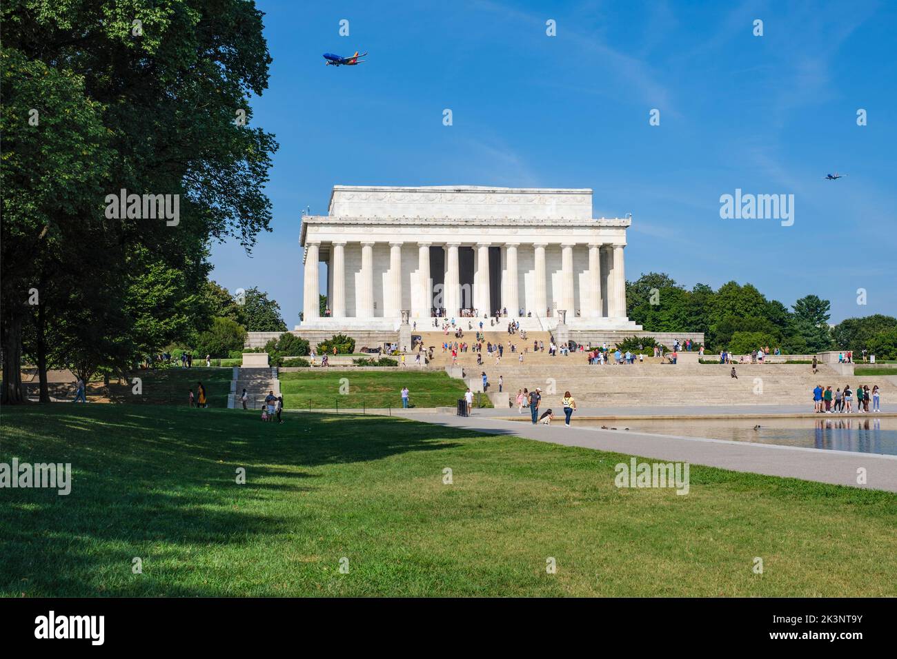 Lincoln Memorial, Washington, DC, USA. Flugzeug nähert sich dem Reagan National Airport. Mehrfachbelichtung. Stockfoto