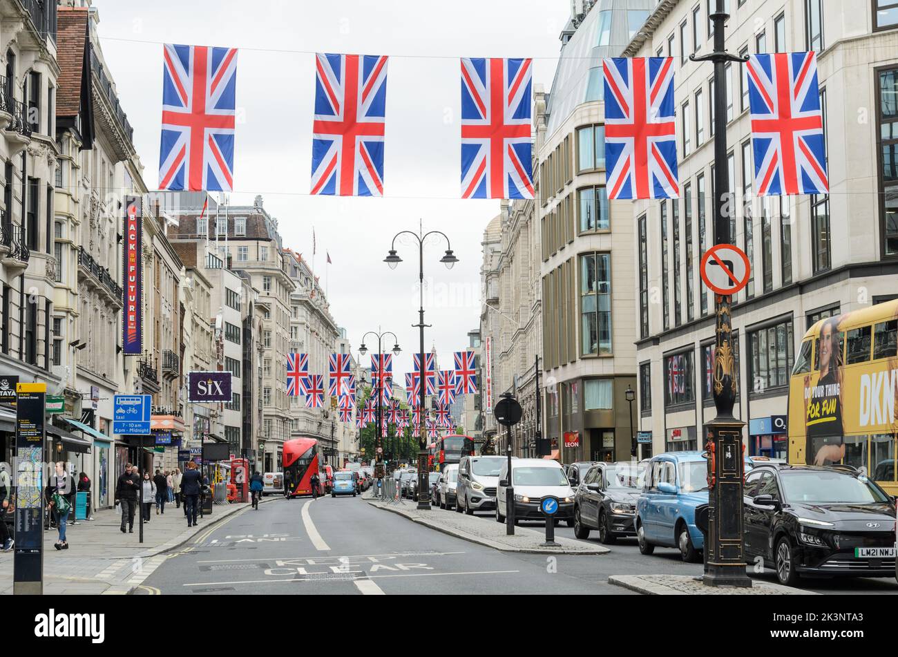 Der Strand in London war in Unionsflaggen für die Feierlichkeiten zum Platin-Jubiläum Ihrer Majestät der Königin geschmückt Stockfoto