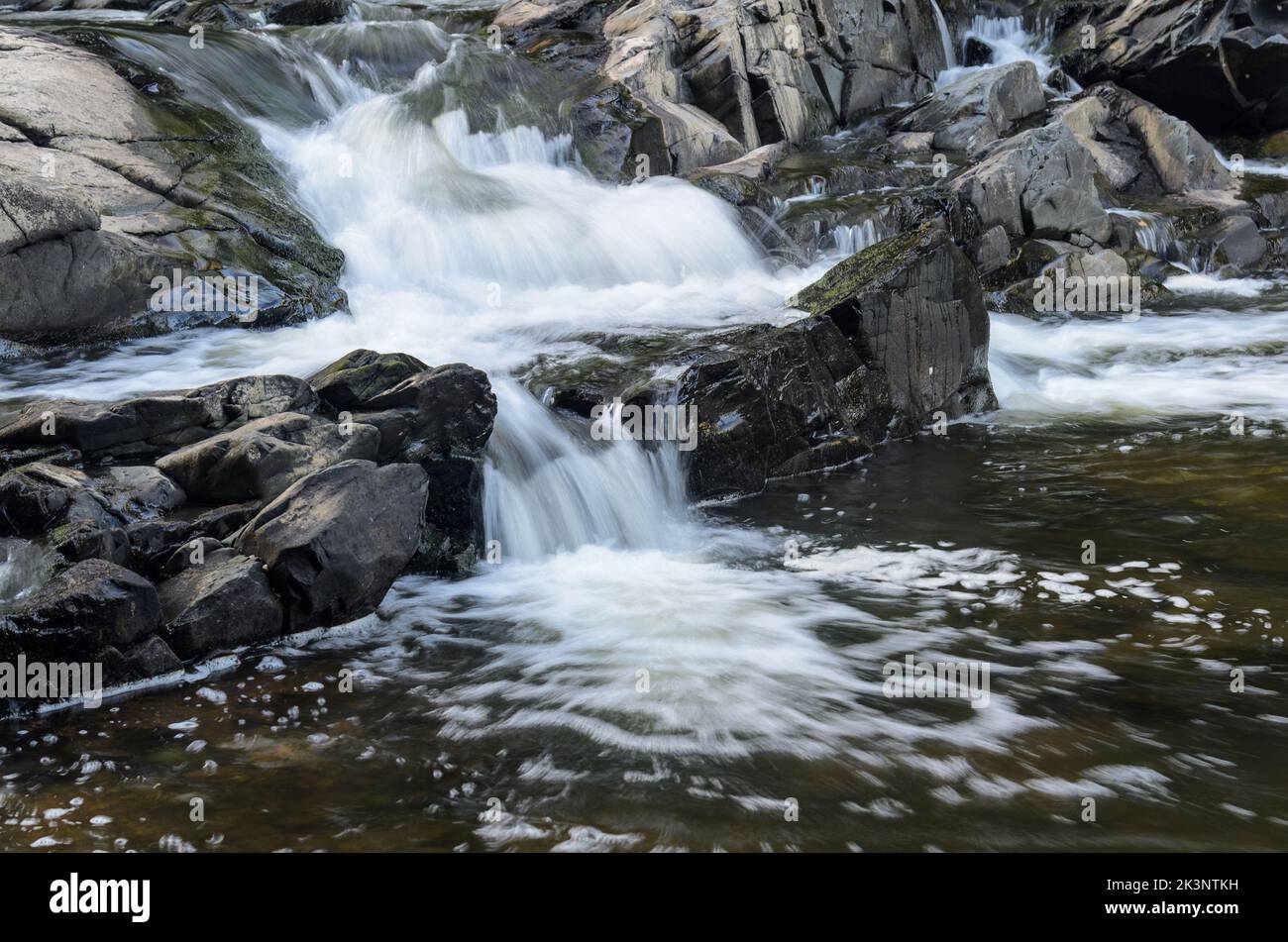 Kaskaden im Little Patuxent River außerhalb der historischen Savage Mill, Savage, Maryland, USA Stockfoto