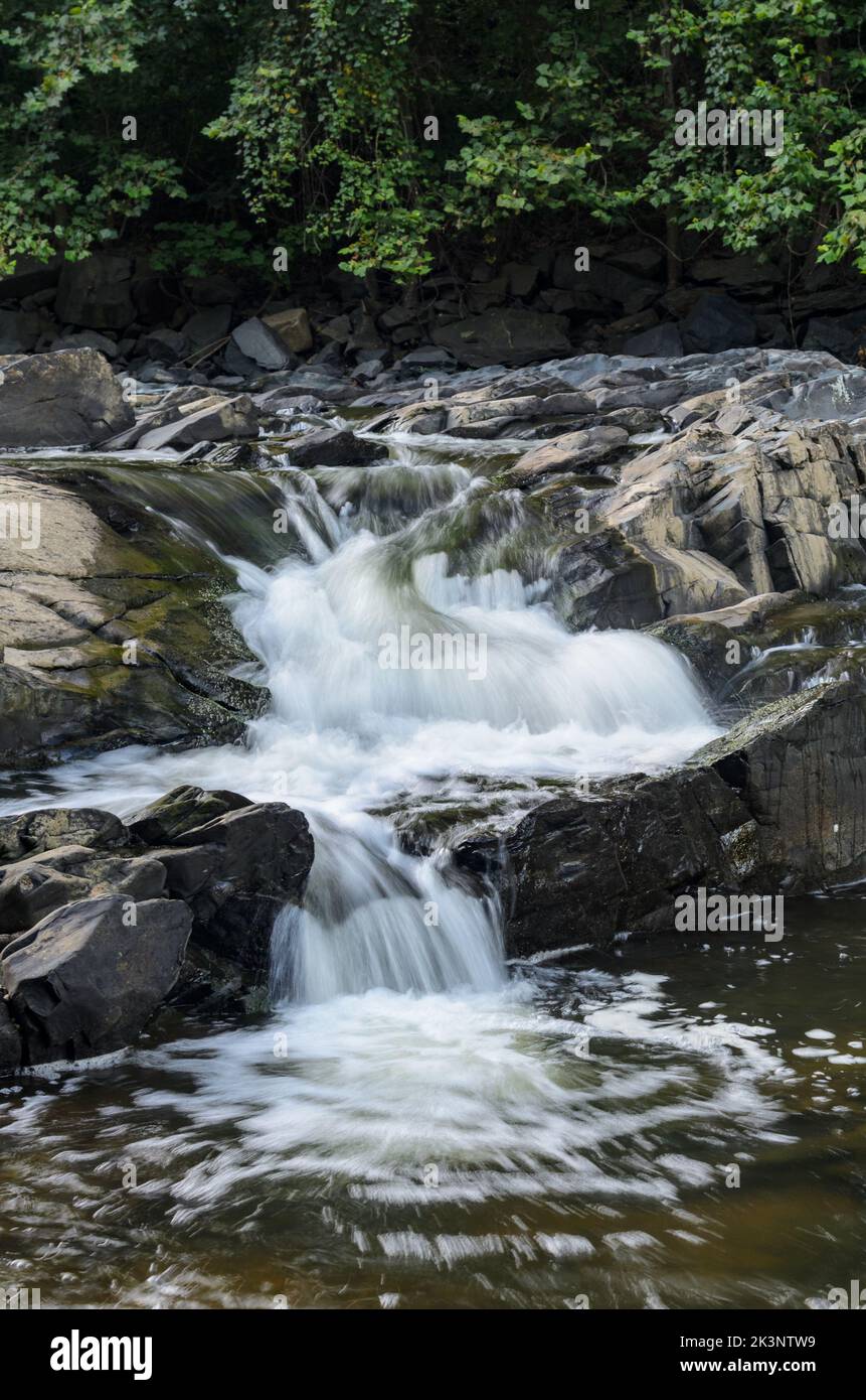 Kaskaden im Little Patuxent River außerhalb der historischen Savage Mill, Savage, Maryland, USA Stockfoto