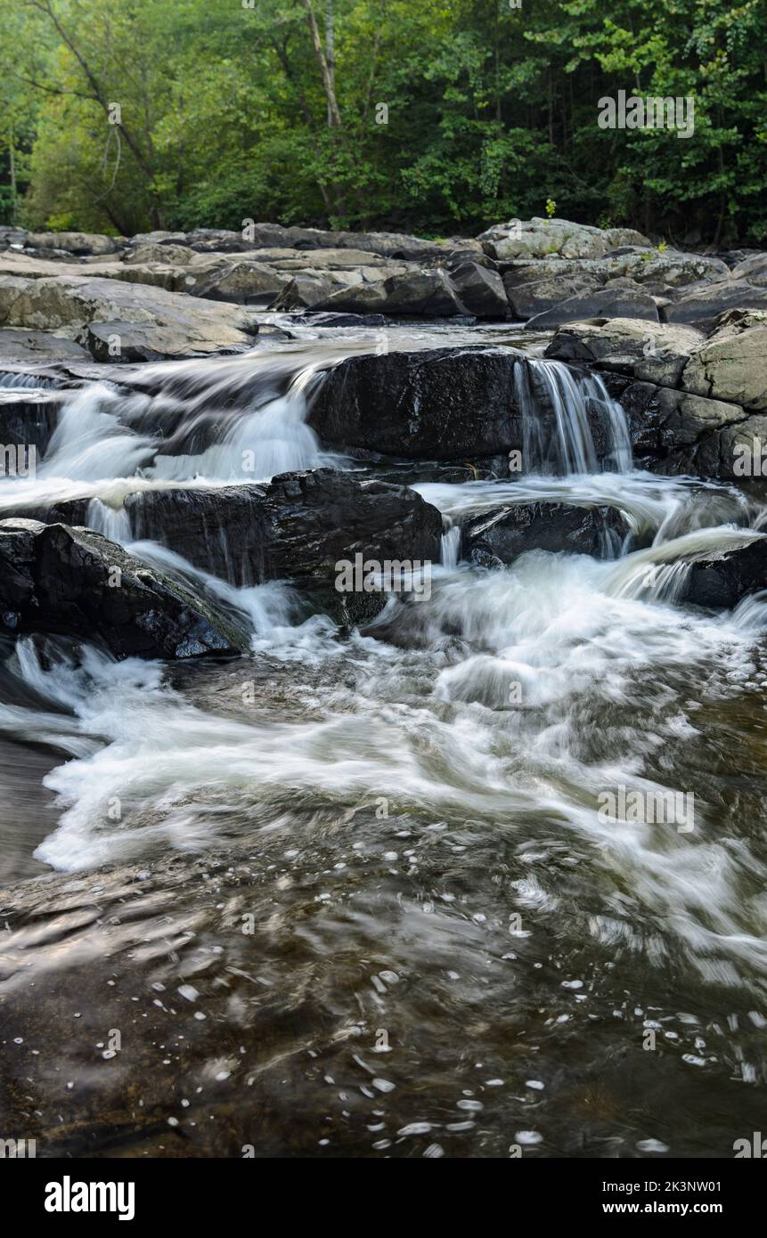 Kaskaden im Little Patuxent River außerhalb der historischen Savage Mill, Savage, Maryland, USA Stockfoto