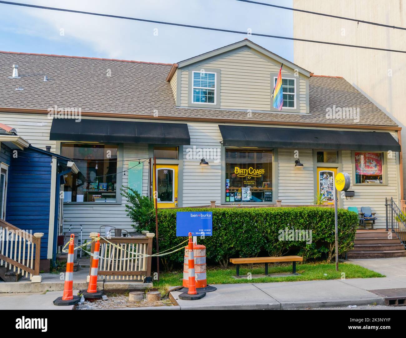 NEW ORLEANS, LA, USA - 25. SEPTEMBER 2022: Dirty Coast Clothing Store auf der Magazine Street in Uptown Nachbarschaft Stockfoto