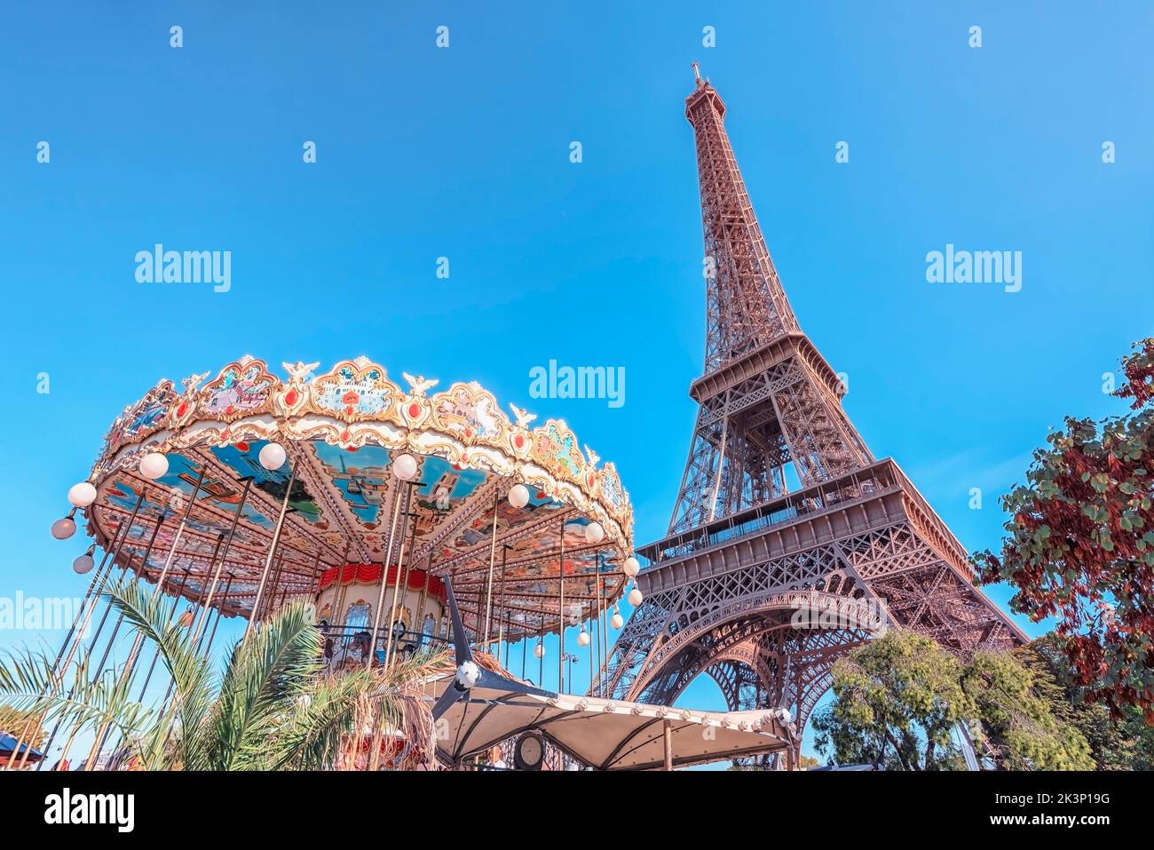 Karussell und Eiffelturm in Paris Stockfoto