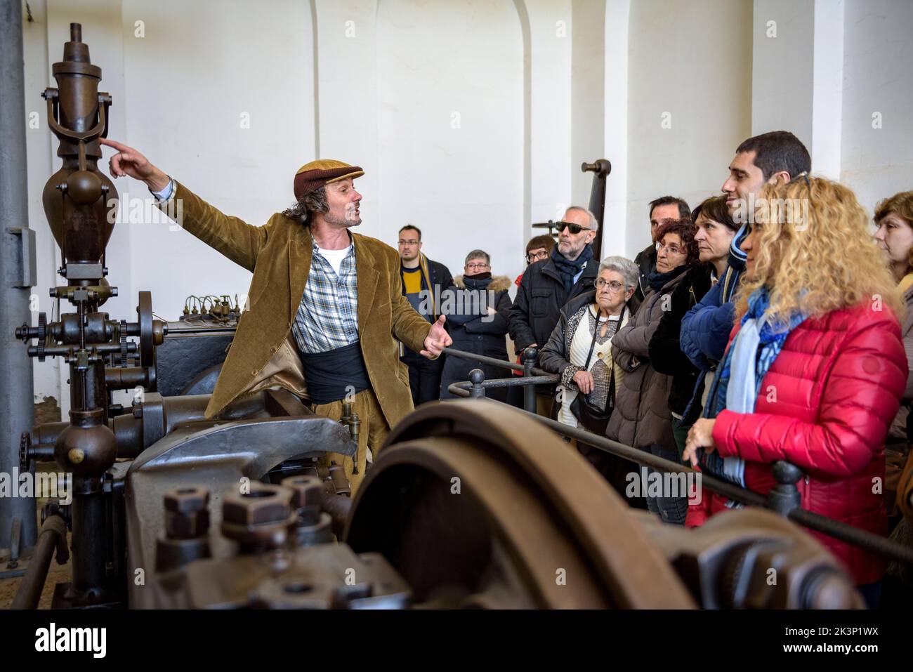 Alte Webstühle in der Fabrik des Museums der Firmenstadt Colònia Vidal (Puig-reig, Bergued, Barcelona, Katalonien, Spanien) Stockfoto