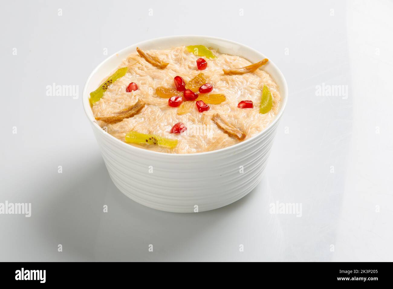 Semiya payasam oder Shewai oder Sewai khir oder Seviyan Kheer ist eine indische Süßigkeit, die aus Vermicelli, Milch, Ghee, Zucker oder Jaggery, Rosinen und Nüssen hergestellt wird. Stockfoto