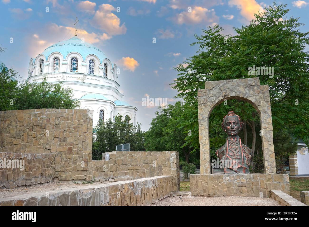 Jewpatoria, Krim-18. Juni 2015: Die städtische Landschaft mit dem Denkmal Suworows Stockfoto