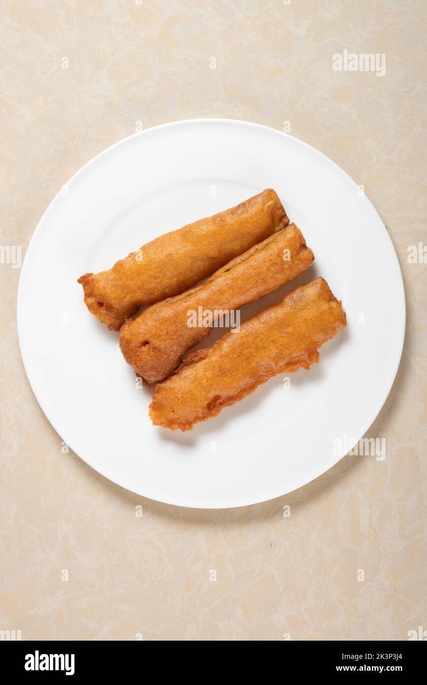 Beguni, Eine frittierte Zubereitung von Auberginen mit Kichererbsenmehl, Einem beliebten frittierten Gericht aus Ostindien. Stockfoto