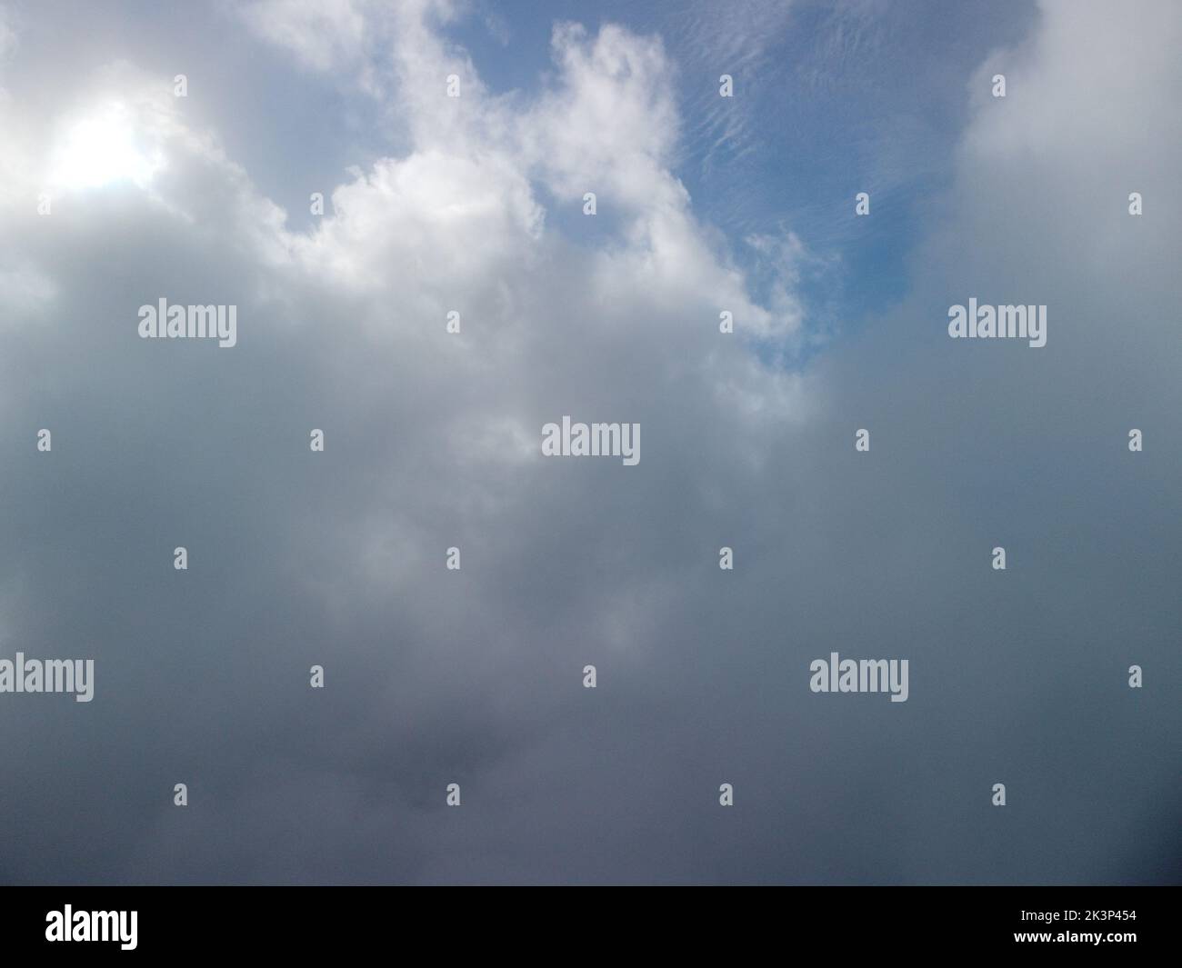 Luftaufnahme. Die Drohne fliegt über neblige und flauschige Wolken. Blauer Himmel Sonne und Meeresnebel. Abstrakte Luft Natur Sommer Ozean Sonnenuntergang Meer und Himmel Hintergrund Stockfoto