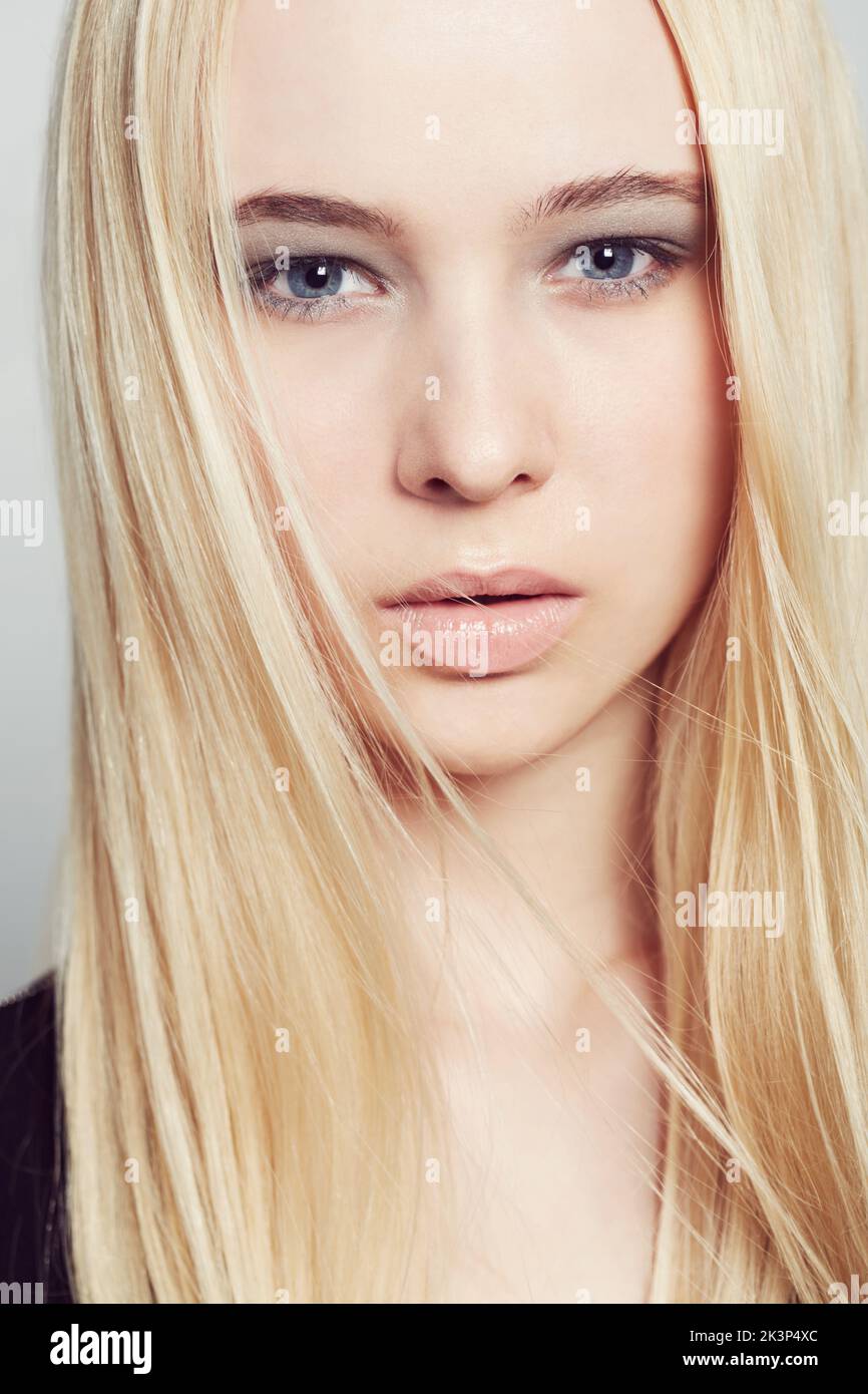 Luziöse Lippen und makellose Haut. Nahaufnahme Porträt einer schönen jungen blonden Frau. Stockfoto