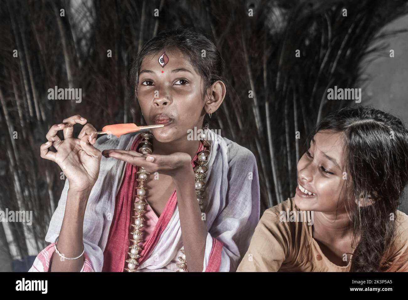 Der wahre Geist von Puja -Fotoshooting für ungeliebte unterprivilegierte Kinder. Stockfoto