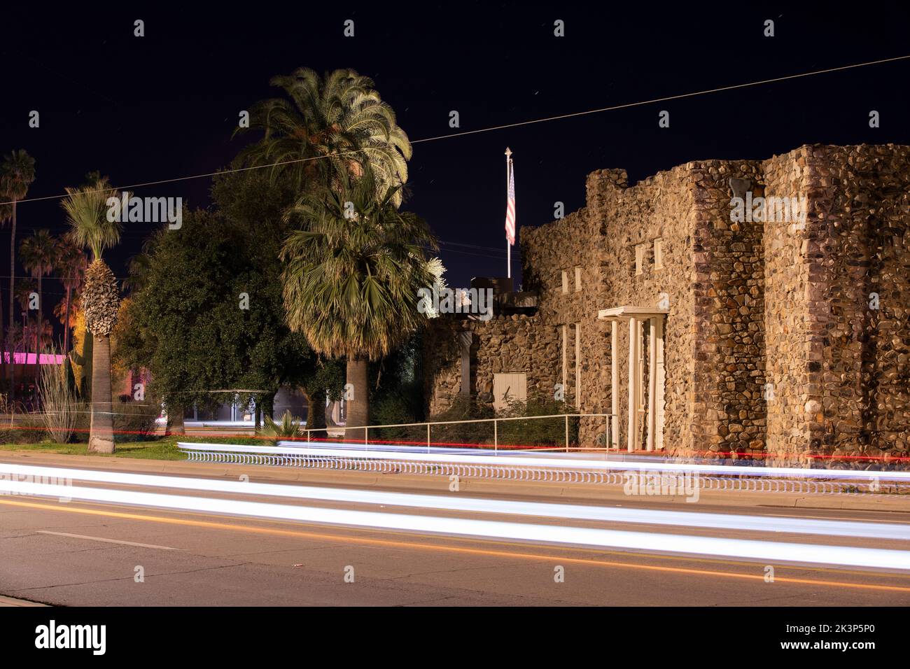 Nachts fließt der Verkehr durch die historische Innenstadt von Casa Grande, Arizona, USA. Stockfoto