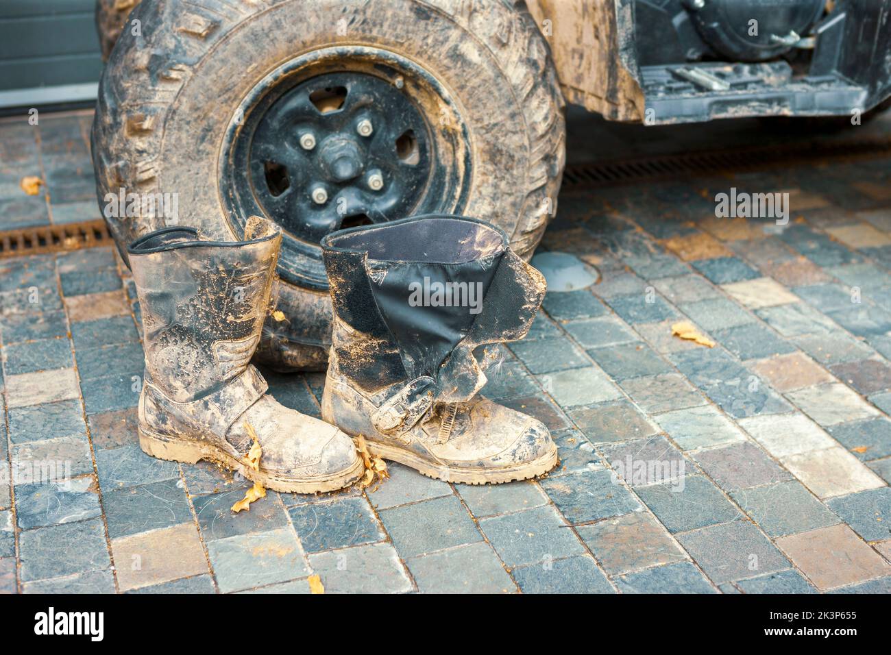 Ein Paar schmutzigste Stiefel neben dem Geländewagen, Außenaufnahmen, keine Menschen Stockfoto