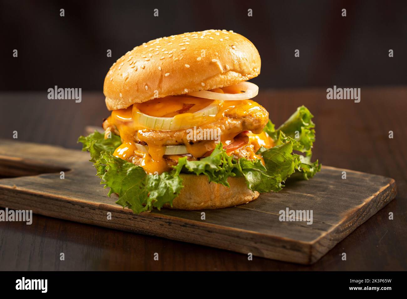 Frischer, leckerer Burger auf schwarzem Hintergrund Stockfoto