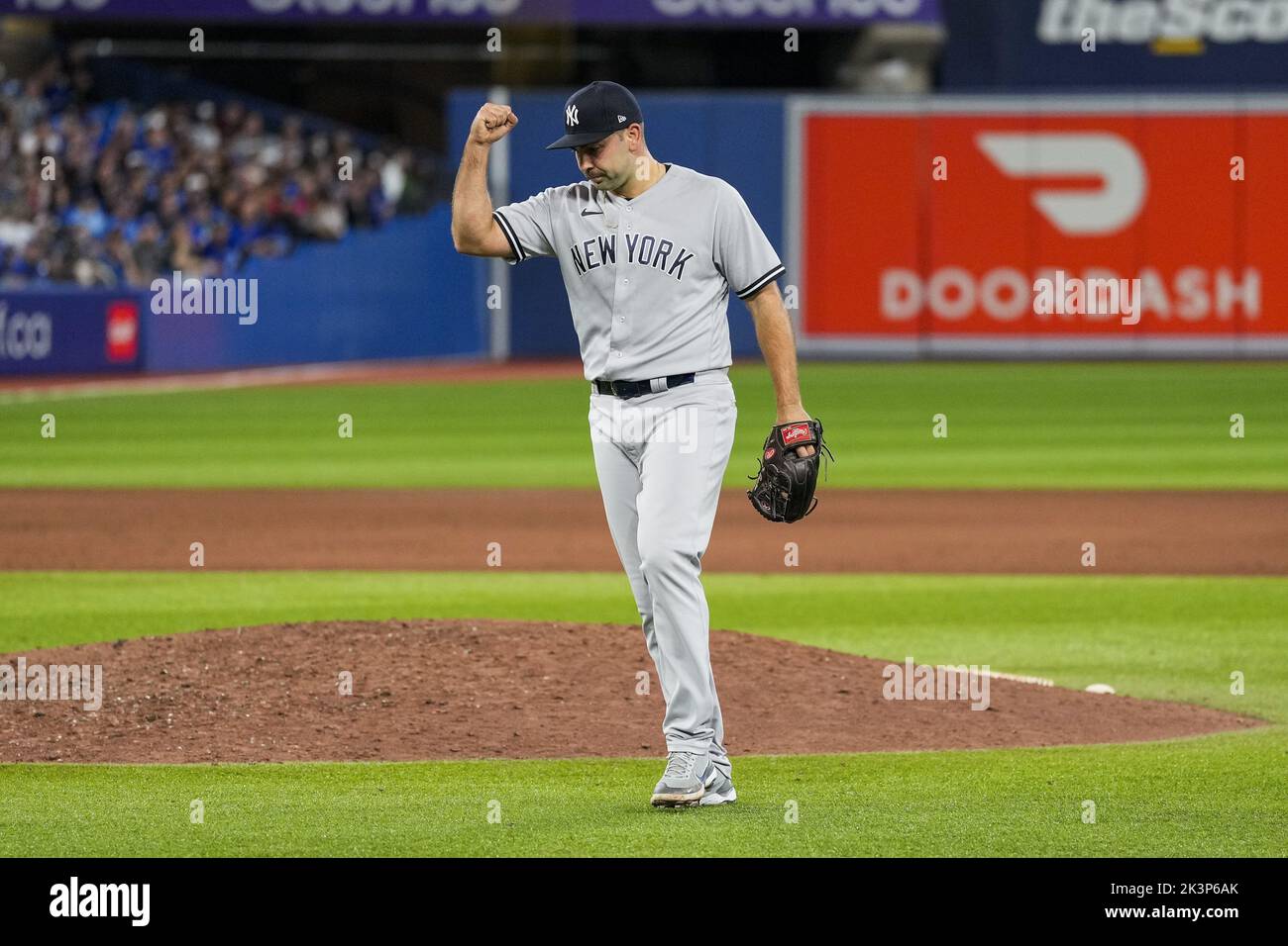 Toronto, Kanada. 25. September 2022. Der New York Yankees Pitcher Lou Trivino pumpt seine Faust, nachdem er die Toronto Blue Jays besiegt hat, um am Dienstag, den 27. September 2022, im Rogers Center in Toronto, Kanada, den AL East zu erreichen. Foto von Andrew Lahodynskyj/UPI Credit: UPI/Alamy Live News Stockfoto