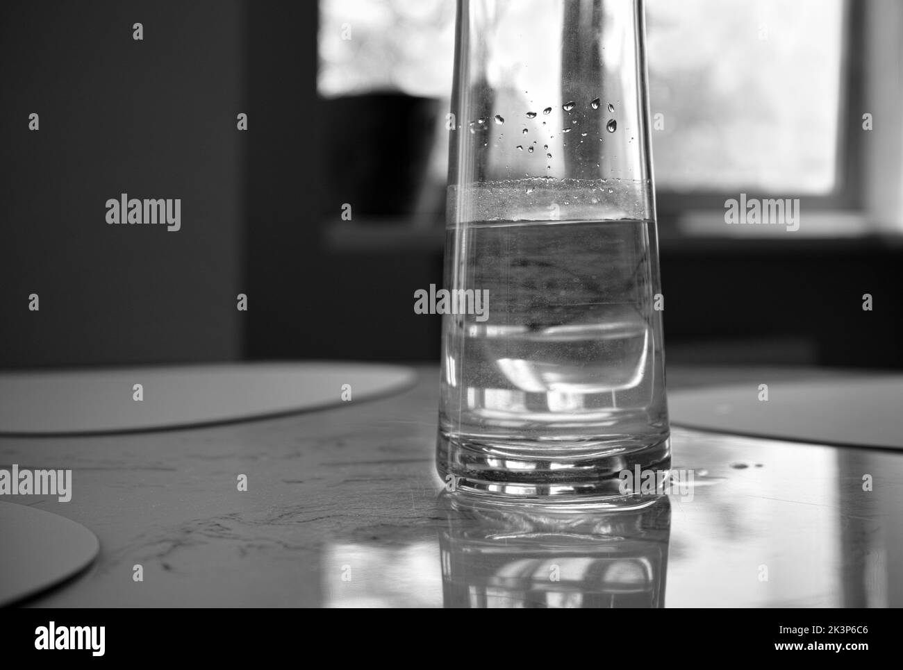 Ein Glas Wasser auf einem Tisch, Nahaufnahme im Innenbereich Stockfoto