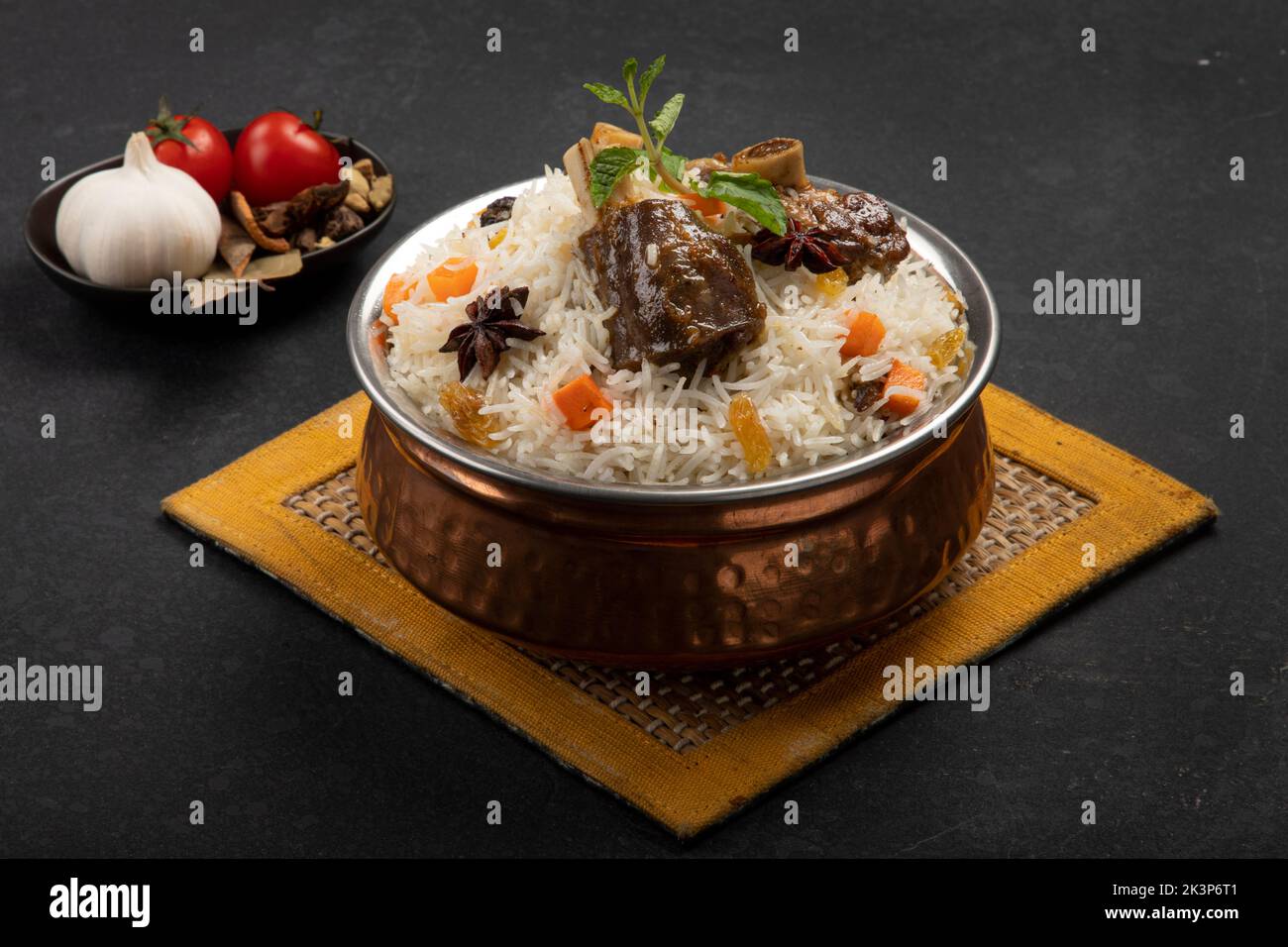 Hammelfleisch Biryani Rindfleisch Biryani, Gosht oder Lamm biriyani Hyderabadi Dum biriyani mit Raita Joghurt Dip besonderen Anlass Indian Festival Essen Ramadan , Eid Stockfoto