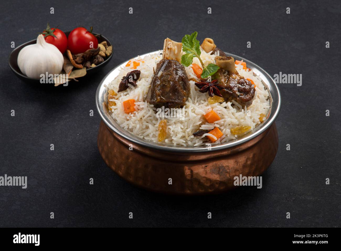 Hammelfleisch Biryani Rindfleisch Biryani, Gosht oder Lamm biriyani Hyderabadi Dum biriyani mit Raita Joghurt Dip besonderen Anlass Indian Festival Essen Ramadan , Eid Stockfoto