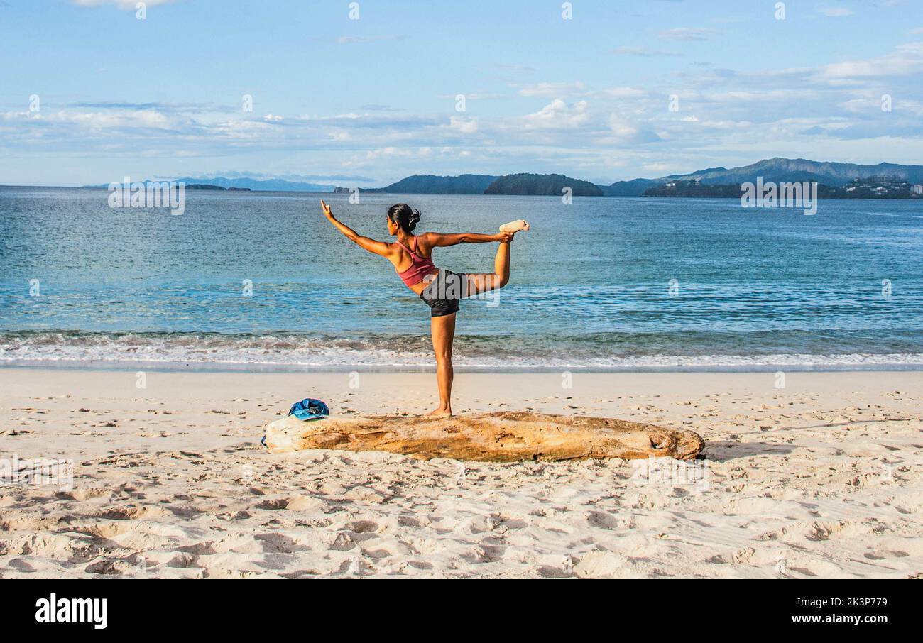 Yoga am Playa Conchal, einem Strand aus Muscheln, Guanacaste, Costa Rica Stockfoto