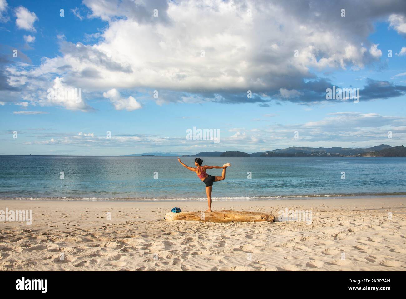 Yoga am Playa Conchal, einem Strand aus Muscheln, Guanacaste, Costa Rica Stockfoto