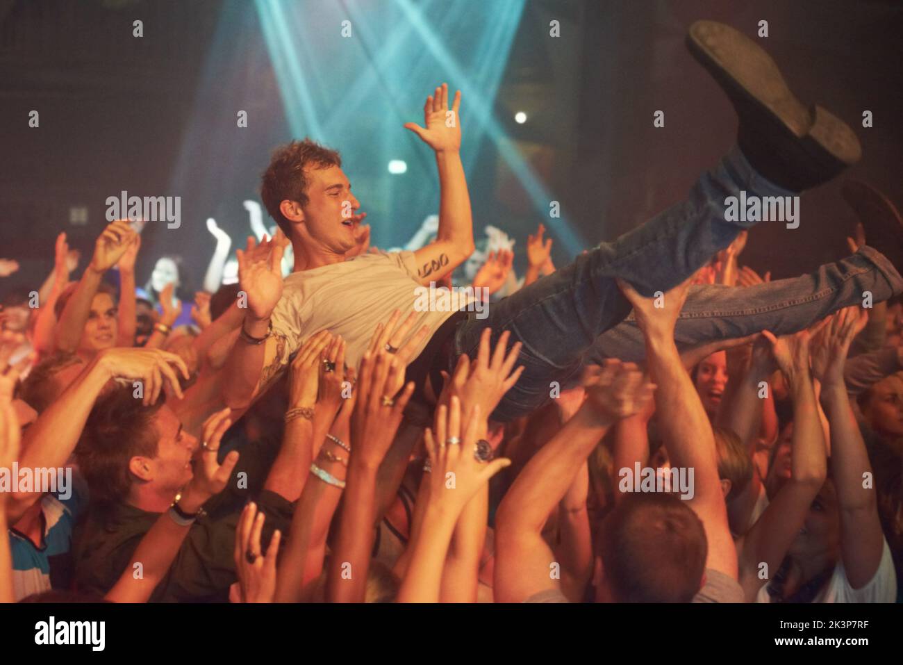 Wilde Musik bewegt sich. Ein Mann Menge Surfen auf einem Musikfestival. Stockfoto