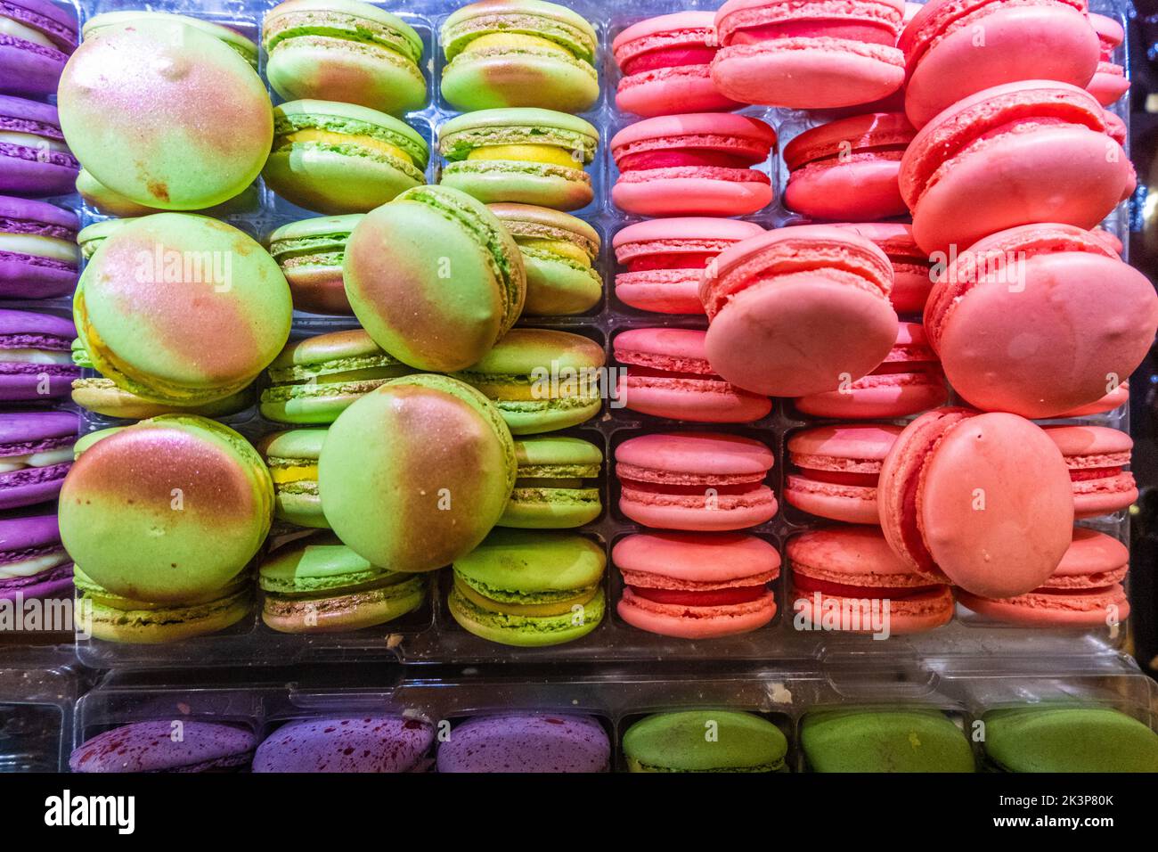 Leckere bunte rosa, lila und grüne Makronen Stockfoto