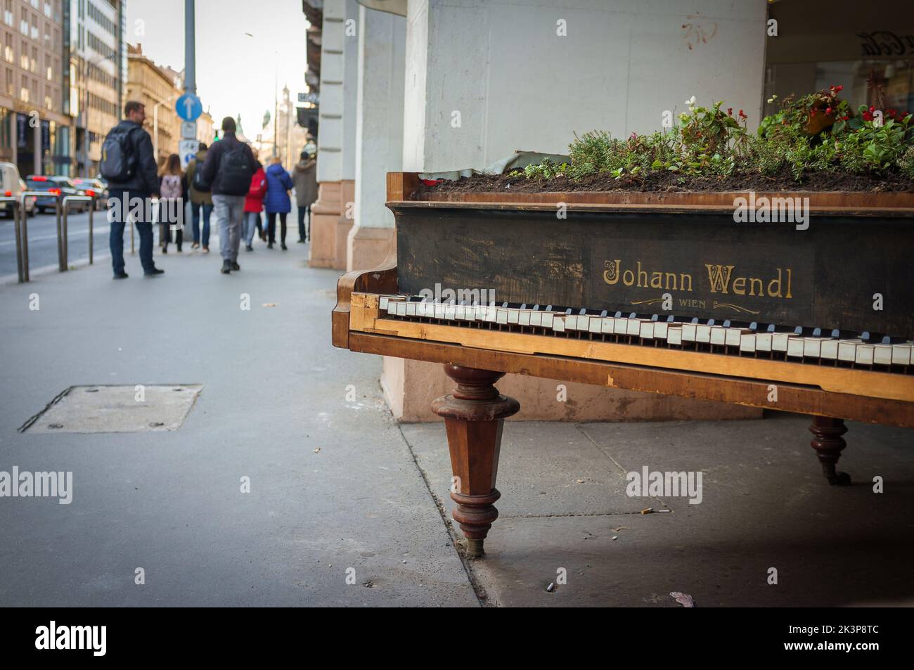 Die Blumen gepflanzt auf Johann Wendl Klavier in der Straße von Budapest, Ungarn Stockfoto