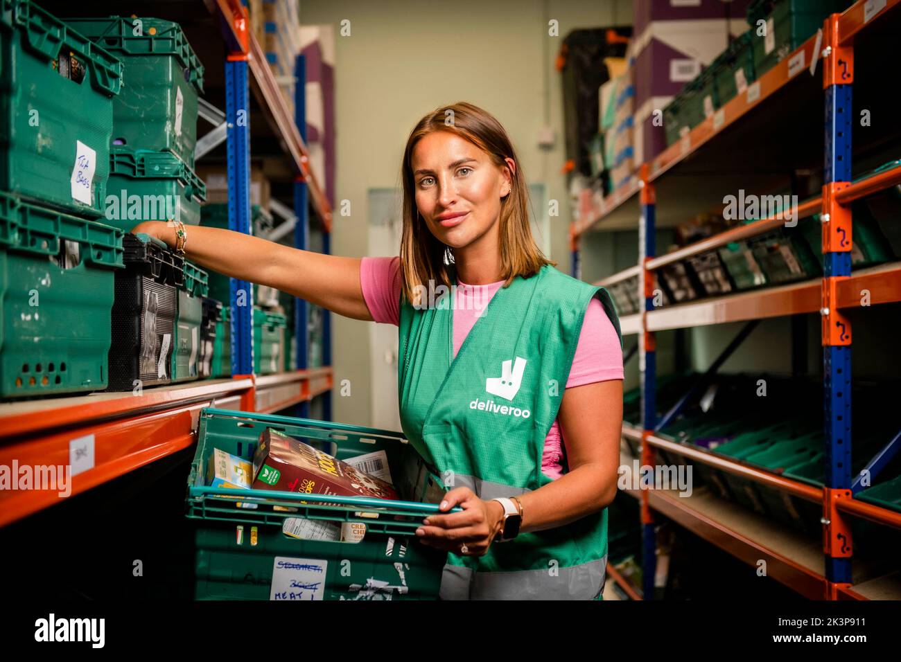 REDAKTIONELLE VERWENDUNG FERNE McCann ist ehrenamtlich bei ihrer lokalen Lebensmittelbank tätig, als sie ihre Rolle als Botschafterin von Deliveroo's Partnerschaft mit der Anti-Armut-Organisation, dem Trussell Trust und ihrem Netzwerk von Lebensmittelbankzentren, Essex, übernimmt. Ausgabedatum: Mittwoch, 28. September 2022. Heute hat Deliveroo bekannt gegeben, dass es seit dem Start seiner Partnerschaft mit dem Trussell Trust vor fünf Monaten dazu beigetragen hat, über eine Million Mahlzeiten an sein Netzwerk von 1.300 Lebensmittelbankenzentren in der gesamten UK zu liefern.Bildnachweis sollte lauten: John Nguyen/PA Photo. Stockfoto