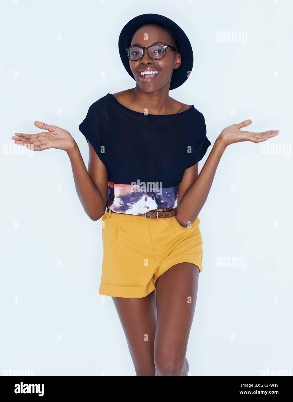 Spaß mit Mimik. Ein junges Model posiert gegen Weiß. Stockfoto