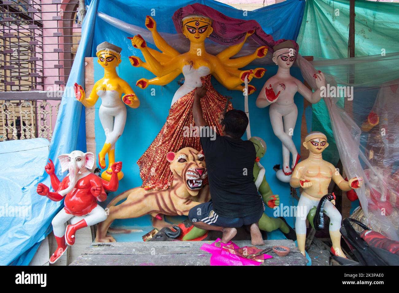 Die Vorbereitungen für das Durga-Idol laufen in letzter Minute, da das Durga Puja-Festival bald beginnen wird. Kalkutta, Westbengalen, Indien Stockfoto