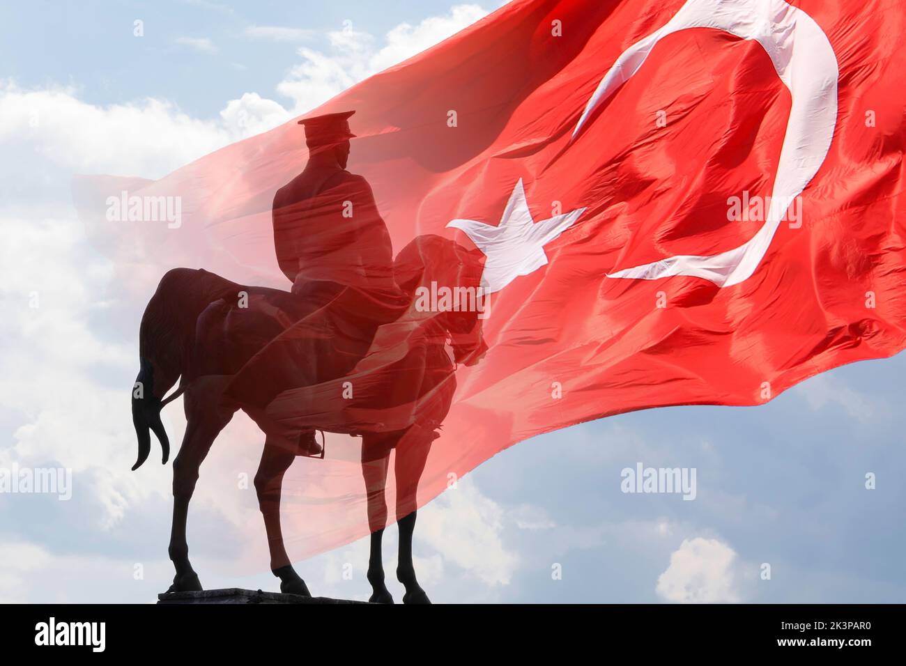 Silhouette des Atatürk-Denkmals und der türkischen Flagge. Republiktag der Türkei oder Cumhuriyet-bayrami-Hintergrundbild. Stockfoto