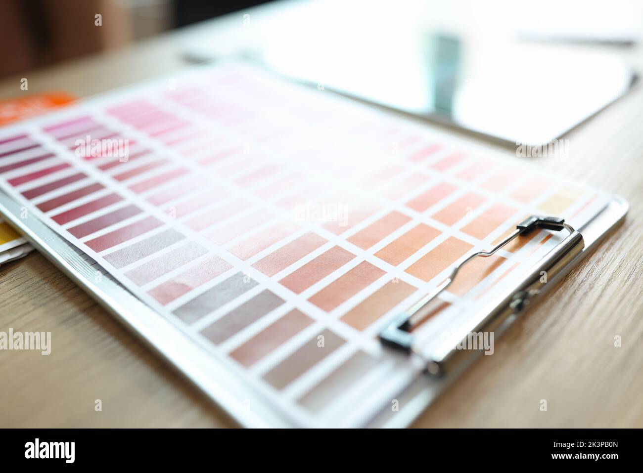 Muster des Farbkatalogs und verschiedene Farbtöne auf dem Bürotisch Stockfoto