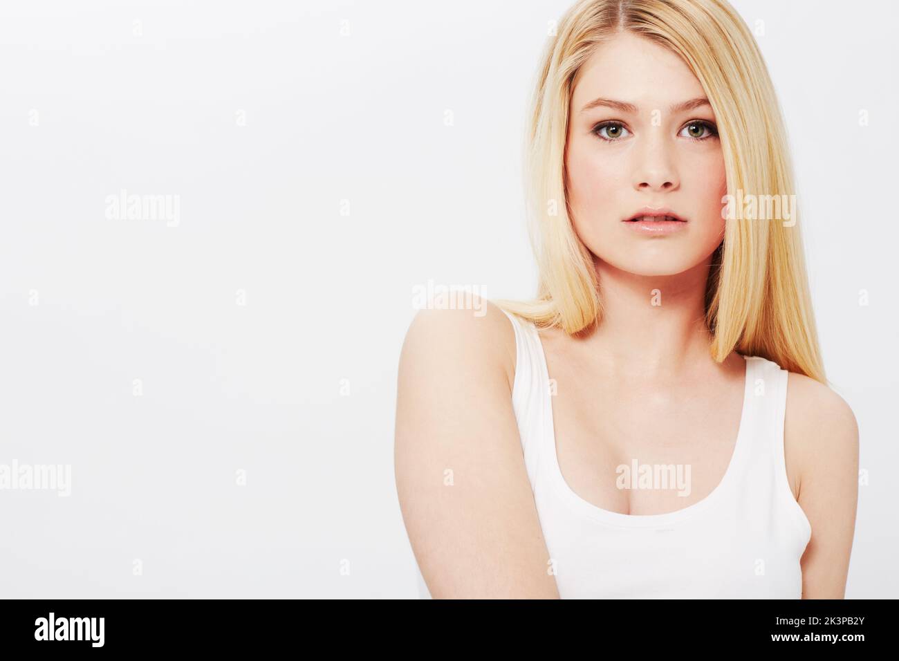 Natürlich, jung und absolut traumhaft. Eine hübsche junge Blondine isoliert auf weißem Hintergrund. Stockfoto