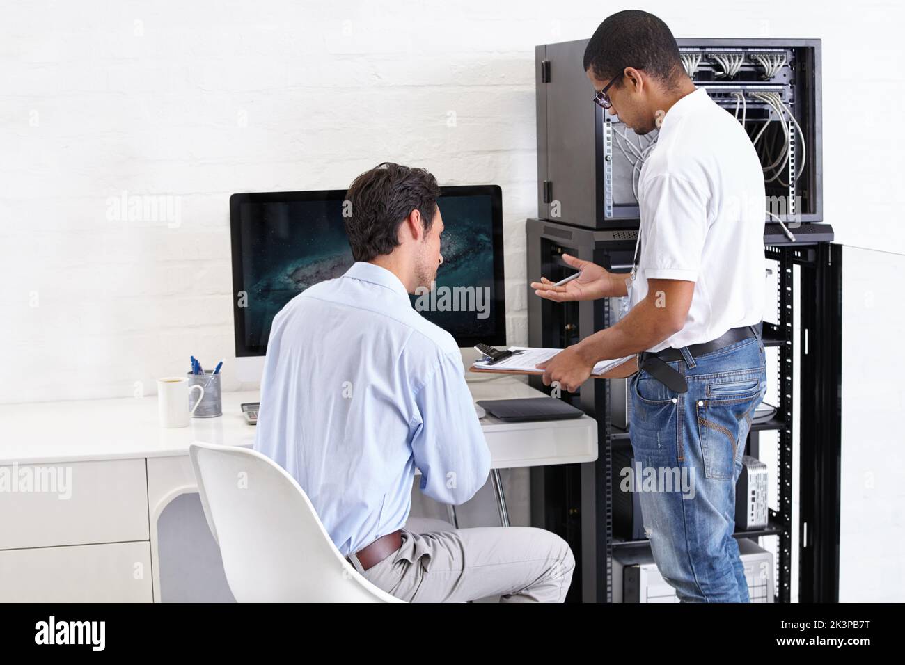 Ein paar technische Ratschläge einholen. Ein Techniker, der seinen Kunden berät. Stockfoto