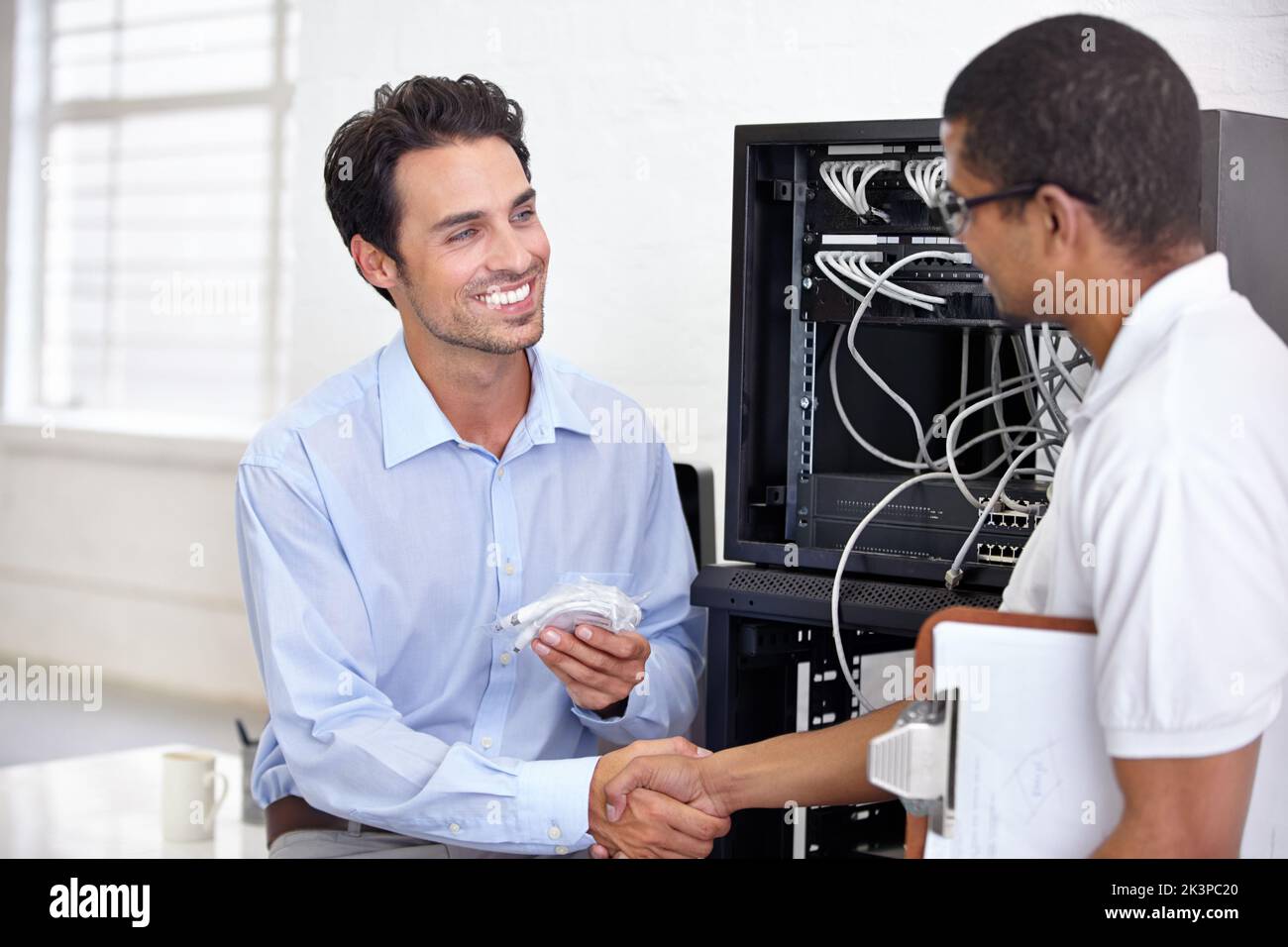 Es gleich beim ersten Mal richtig machen. Ein junger IT-Spezialist, der bereit ist, einen Server zu reparieren. Stockfoto